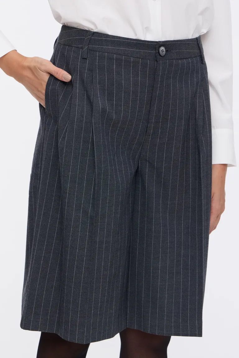 Bermuda sastrera con pinzas y bolsillos laterales de corte clásico de Cuesta Blanca en Shorts para argentina