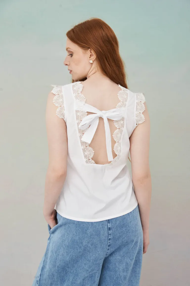 Blusa Aitana: Prenda femenina y sofisticada con detalles de encaje en los hombros de Apricot en Blusas para argentina