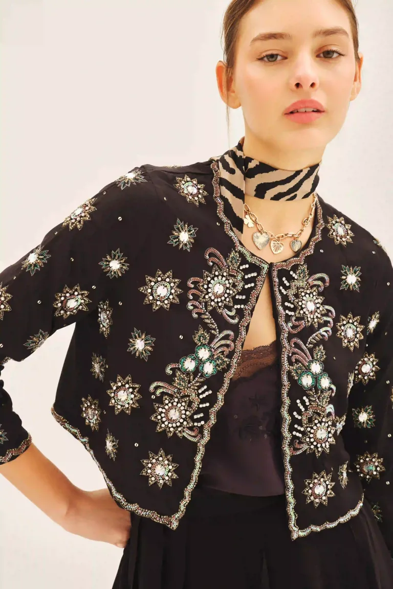 Saco corto negro con bordado a mano, escote redondo y diseño ajustado al cuerpo de Rapsodia en Blazers para argentina