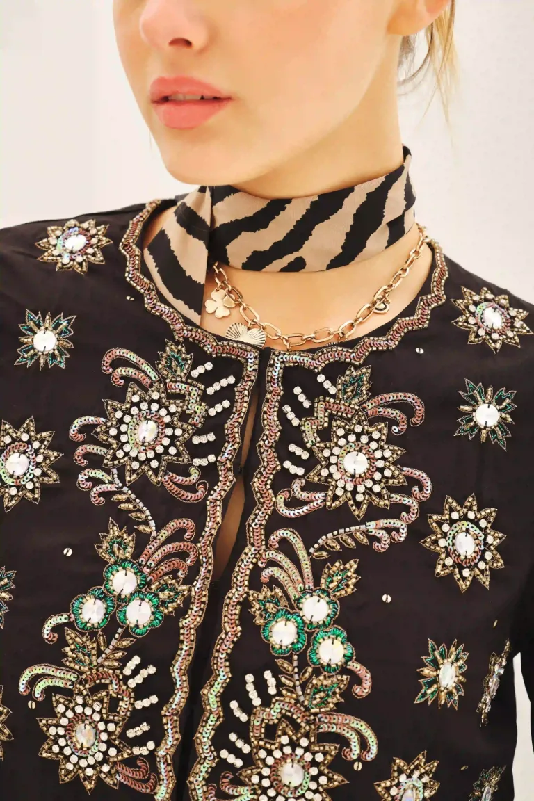 Saco corto negro con bordado a mano, escote redondo y diseño ajustado al cuerpo de Rapsodia en Blazers para argentina