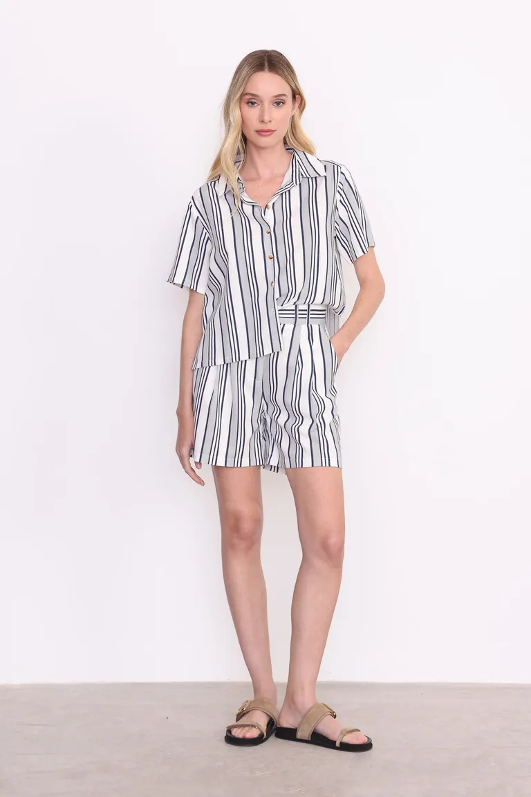 Shorts de tiro medio con diseño de rayas blancas y negras para mujer de Yagmour en Shorts para argentina