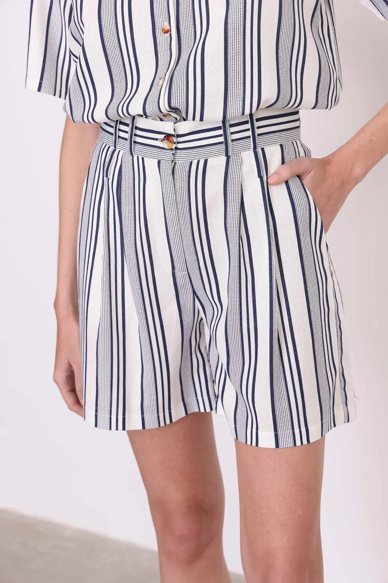 Shorts de tiro medio con diseño de rayas blancas y negras para mujer de Yagmour en Shorts para argentina