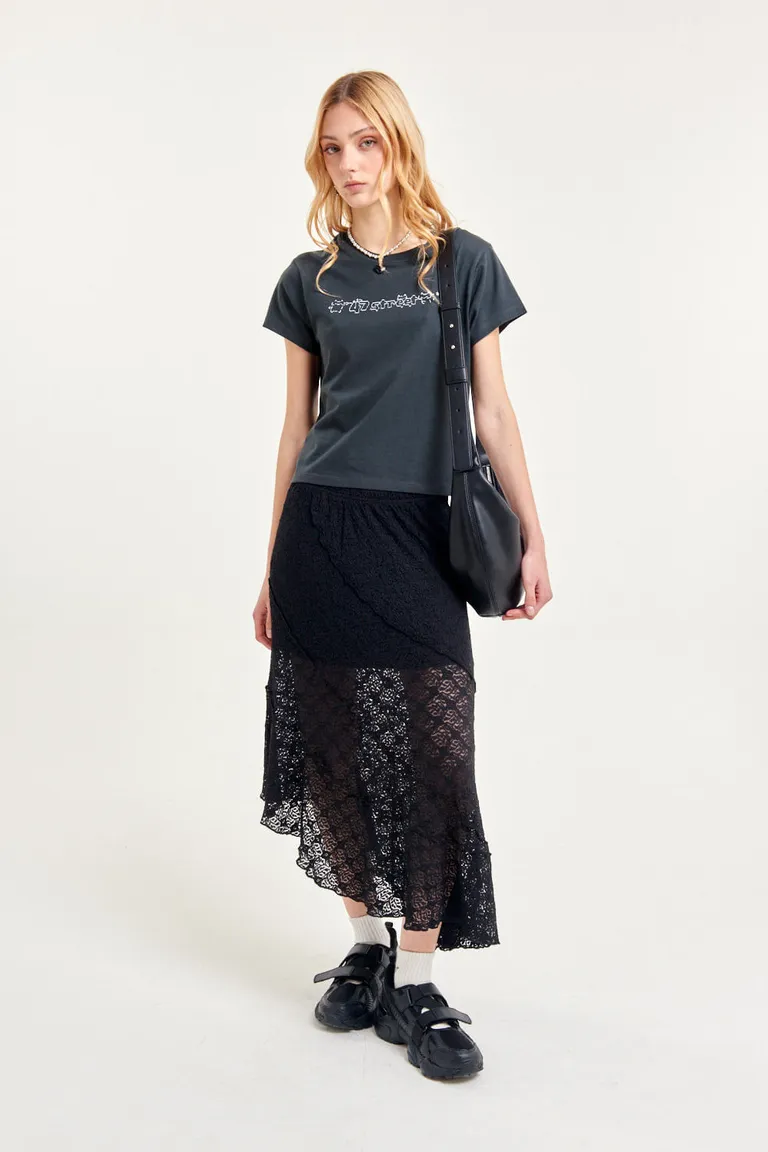 Falda media de encaje asimétrica con detalles en metal para un estilo sofisticado de 47 Street en Faldas para argentina