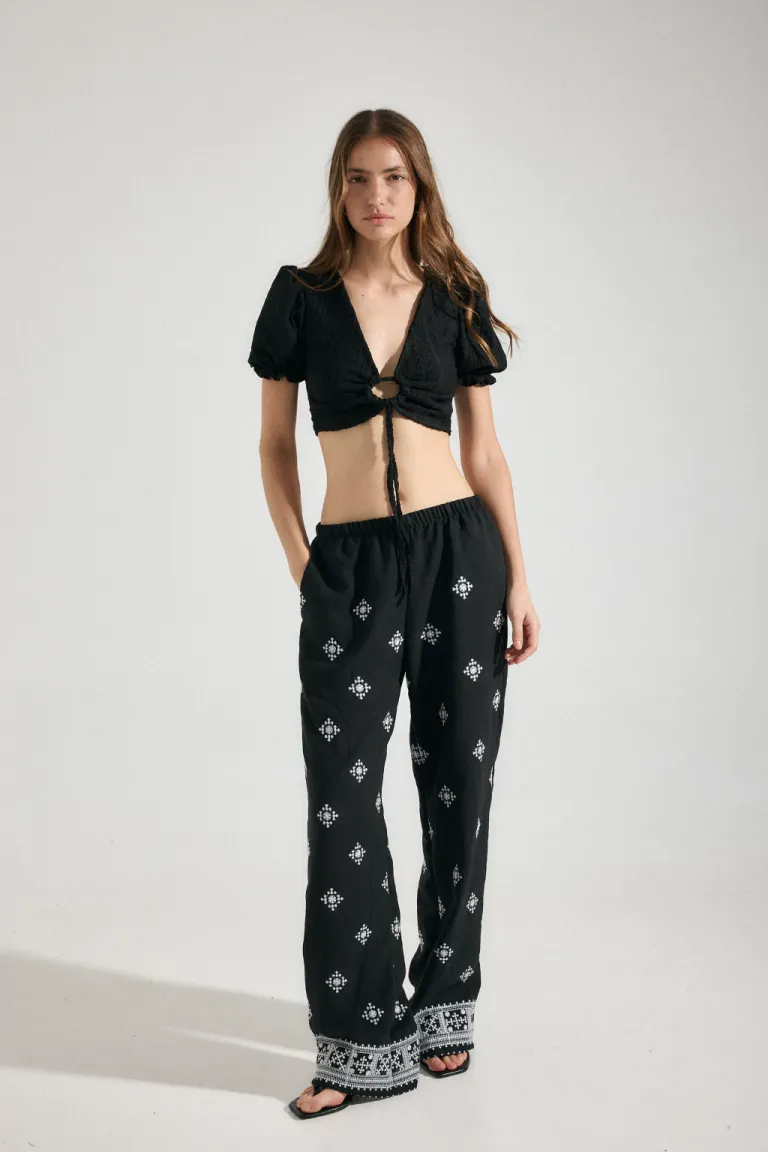 Pantalón bordado negro para mujer, diseño moderno y sofisticado de Audaz en Pantalones para argentina