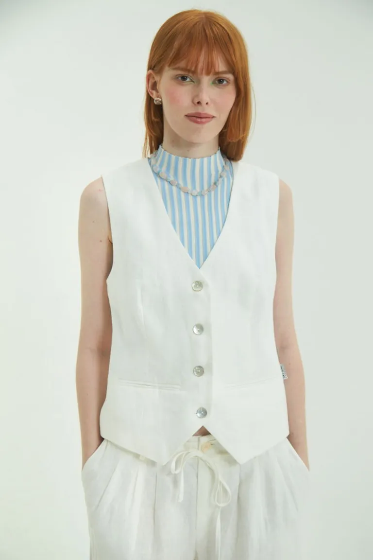 Chaleco de lino blanco con escote en V y botones nacarados de Las Pepas en Chalecos para argentina