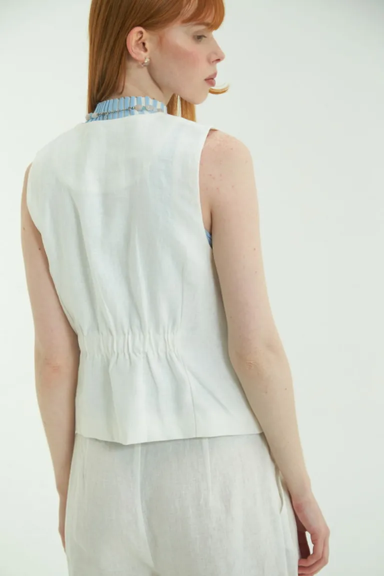 Chaleco de lino blanco con escote en V y botones nacarados de Las Pepas en Chalecos para argentina