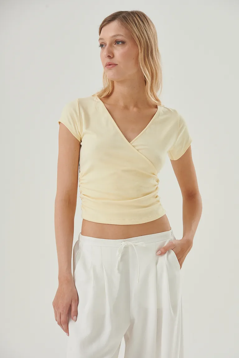 Remera de jersey cruzada con escote en V y frunces laterales para un look casual y femenino de Sweet en Remeras para argentina