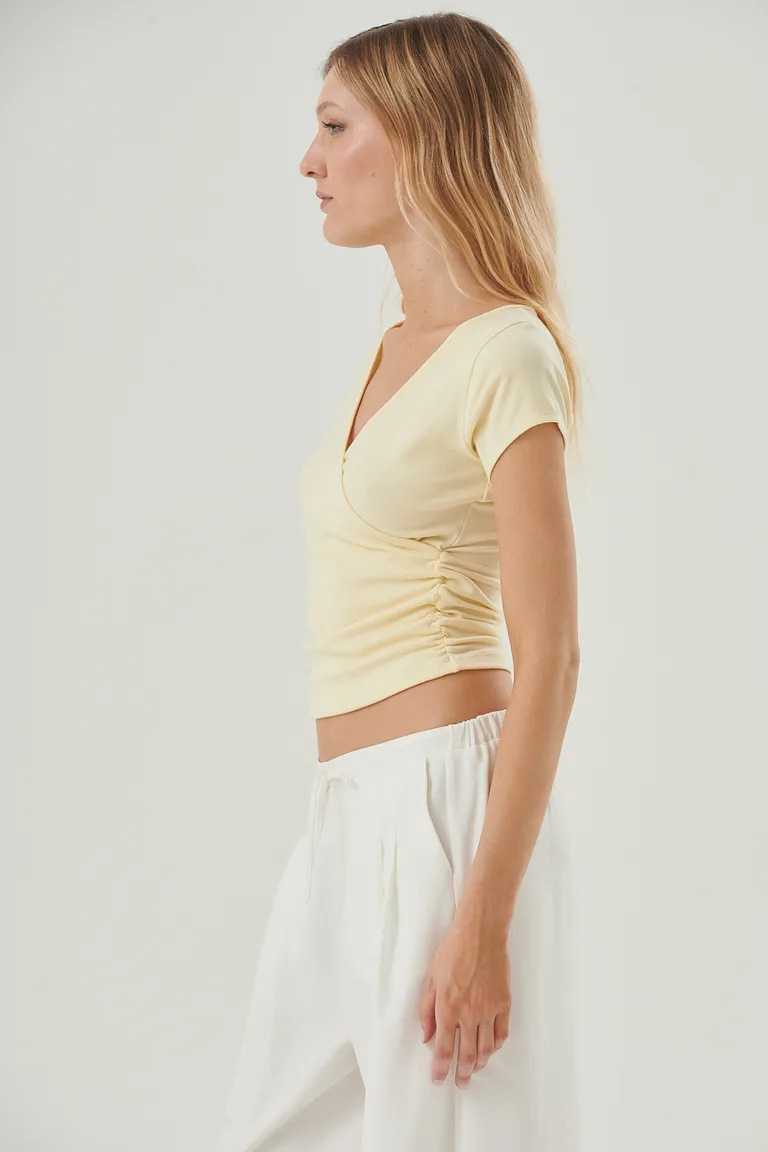 Remera de jersey cruzada con escote en V y frunces laterales para un look casual y femenino de Sweet en Remeras para argentina