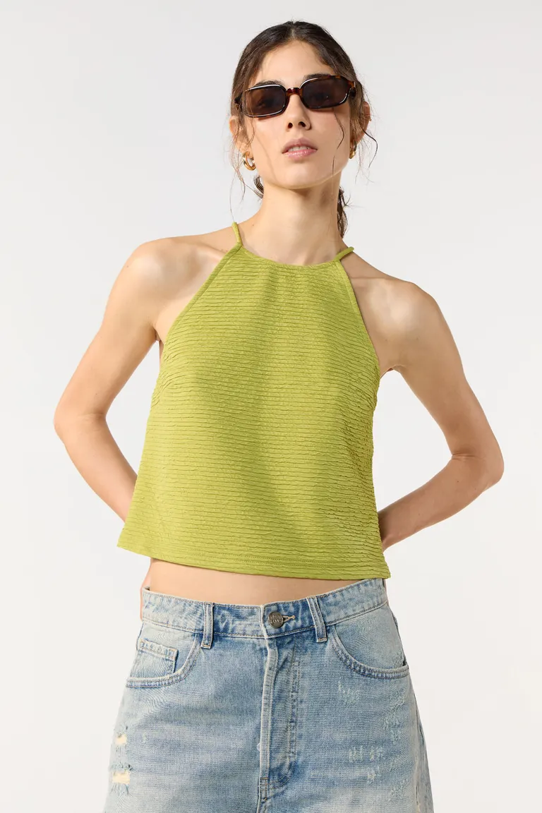 Top musculosa con cuello halter y tela texturizada de Cuesta Blanca en Tops para argentina