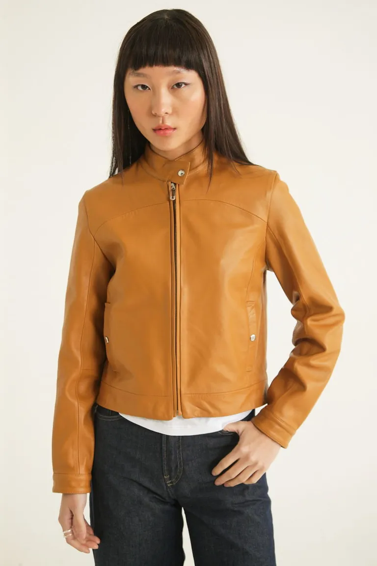 Chaqueta de cuero marrón con cuello mao y detalles metálicos de Las Pepas en Chaquetas para argentina