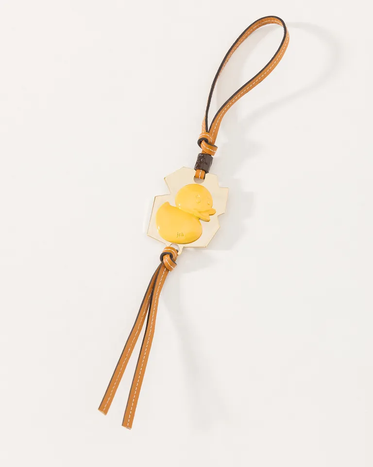 Dije de cuero en forma de pato, accesorio femenino y sofisticado de Jazmin Chebar en Bijouterie para argentina