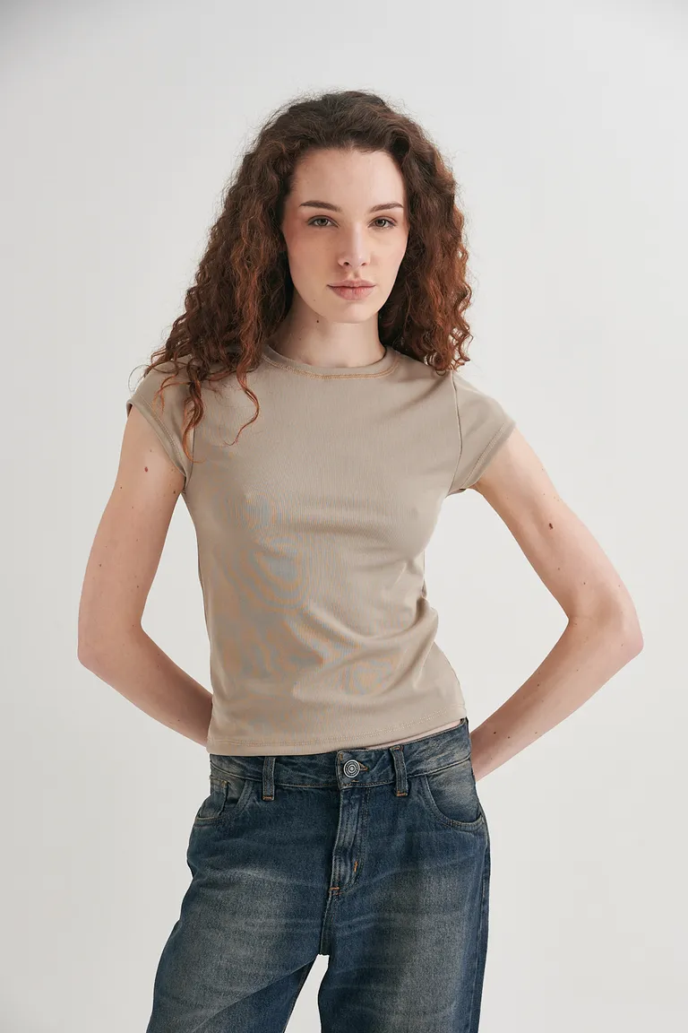 Remera celeste de manga corta y cuello redondo, un básico imprescindible en el armario femenino de Sweet en Remeras para argentina