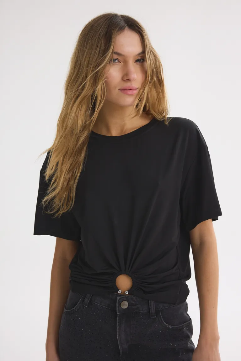 Remera negra de manga corta, diseño básico y versátil para mujer de Akiabara en Remeras para argentina