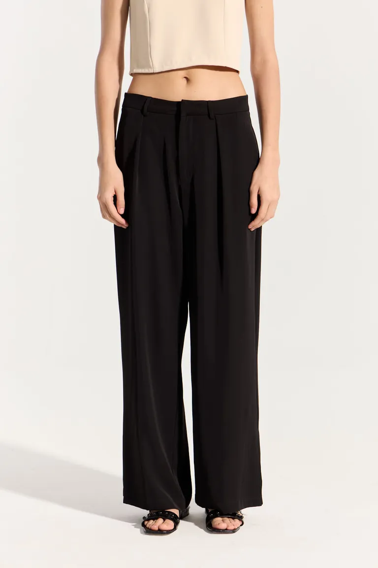 Pantalón negro de corte recto y pierna ancha con pinzas y detalles de tajo lateral de Portsaid en Pantalones para argentina