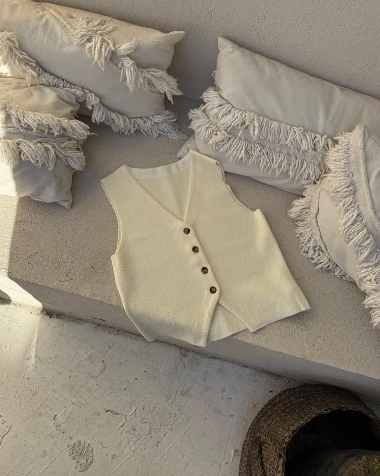 Chaleco de corte clásico en blanco con cierre frontal de botones marmolados de Sky en Chalecos para argentina