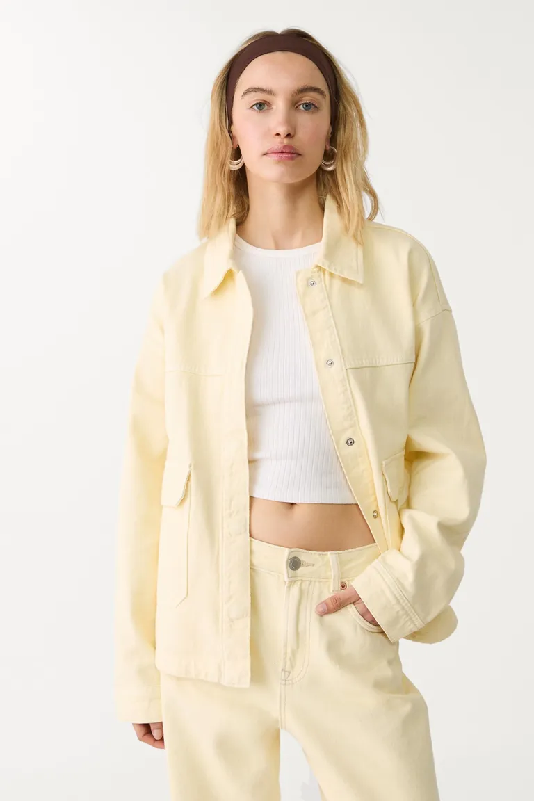 Sobrecamisa sarga con bolsillos de Stradivarius en Chaquetas para argentina