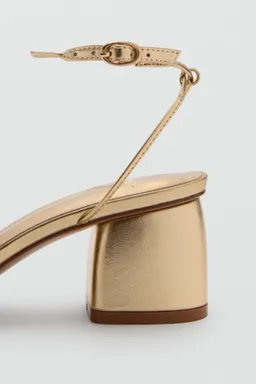 Sandalia tacón tiras cruzadas de Mango en Sandalias para argentina