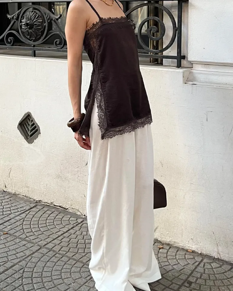 Top con breteles y tajos laterales decorado con encaje doble de Sky en Tops para argentina