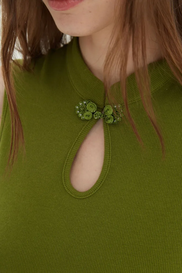 Musculosa sin mangas con cuello mao, escote en gota y cierre frontal alamar de Las Pepas en Tops para argentina