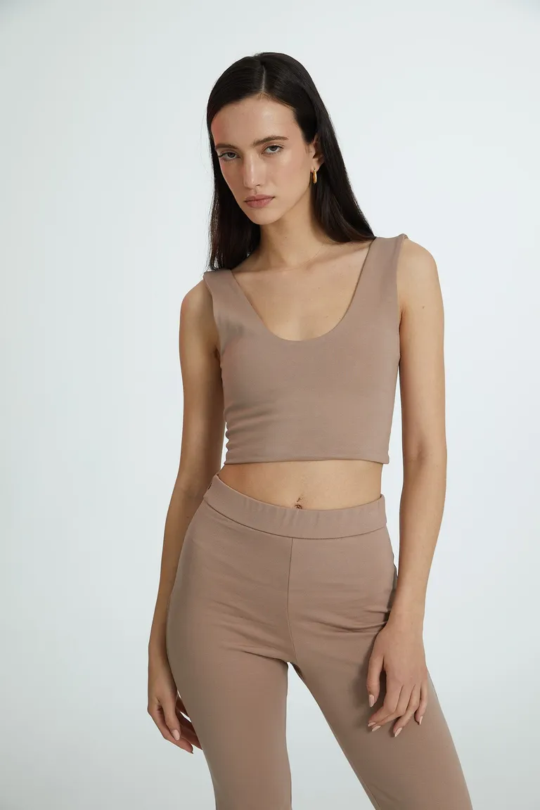 Elegante mono de punto roma en color beige con top y pantalón ajustado de Naíma en Monos para argentina
