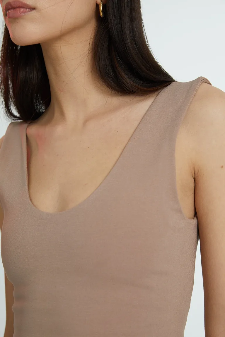 Elegante mono de punto roma en color beige con top y pantalón ajustado de Naíma en Monos para argentina