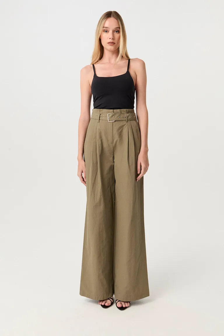 Musculosa de corte anatómico y calce perfecto de Markova en Tops para argentina