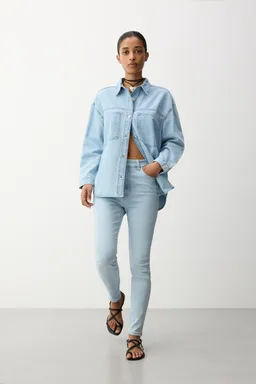 Jeans tiro súper alto de Lefties en Pantalones para argentina