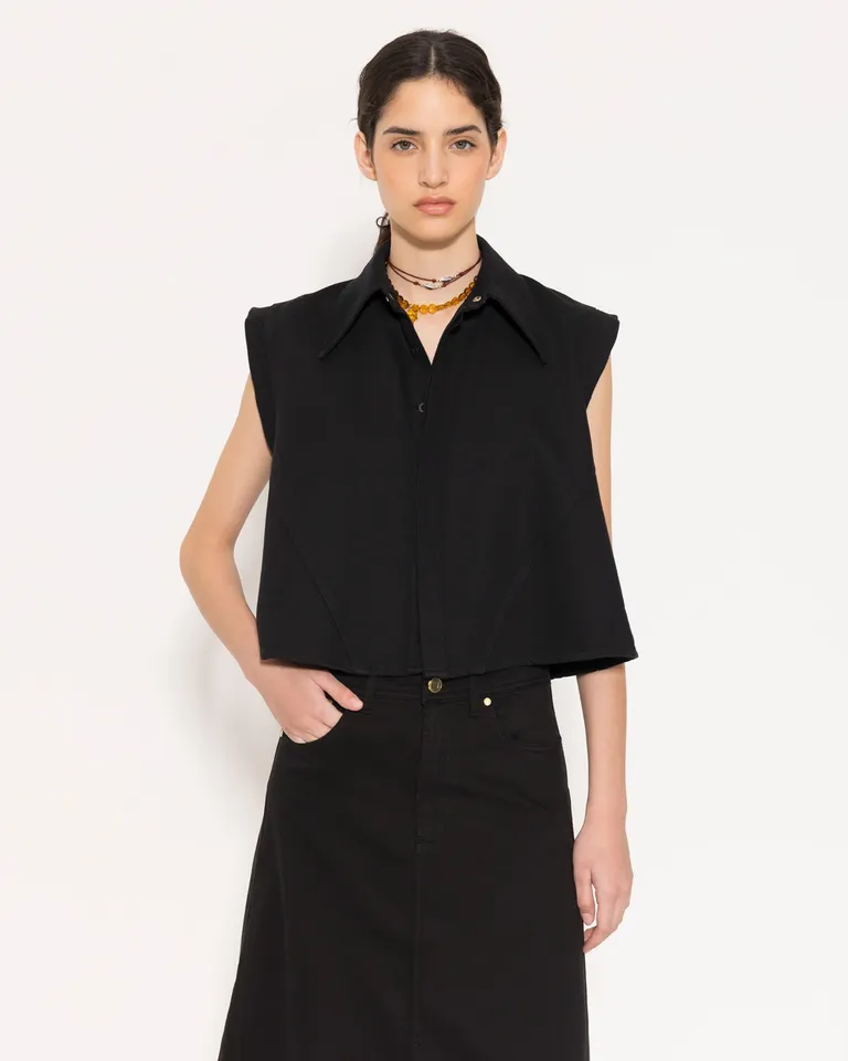 Camisa negra de corte corto y silueta recta con vuelo, perfecta para looks versátiles y cómodos de Jazmin Chebar en Camisas para argentina
