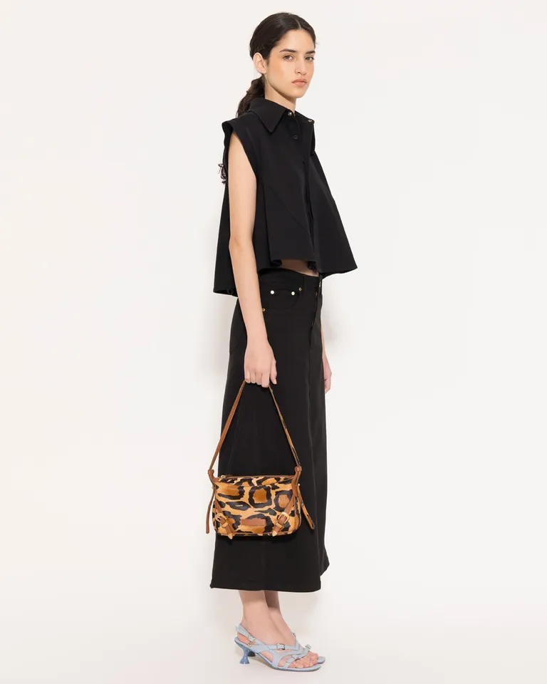 Camisa negra de corte corto y silueta recta con vuelo, perfecta para looks versátiles y cómodos de Jazmin Chebar en Camisas para argentina