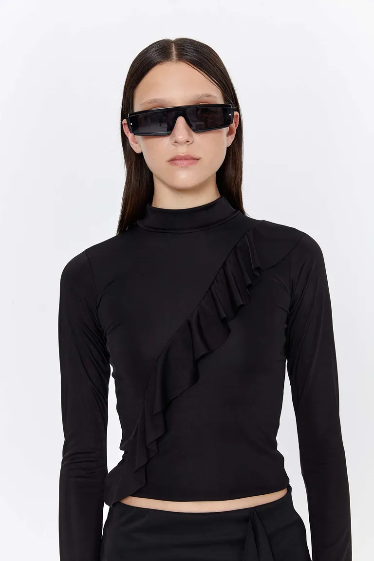 Top negro de manga larga con volado cruzado en el delantero de Naíma en Tops para argentina