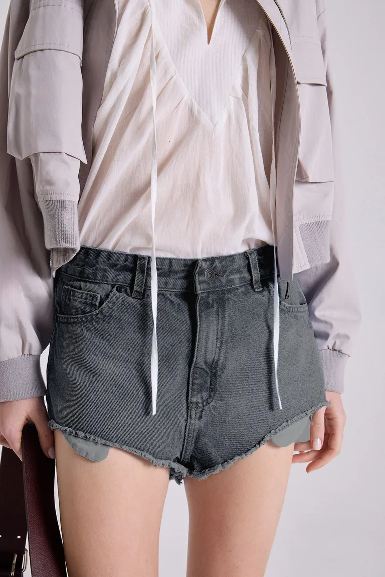 Shorts de jean con lavado negro desgastado y ruedo desflecado de Maria Cher en Shorts para argentina