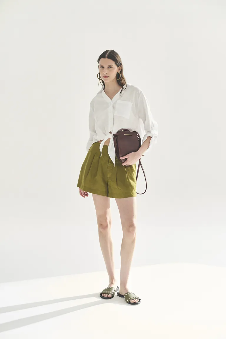 Camisa de manga larga blanca, estilo clásico y elegante para mujeres de Akiabara en Camisas para argentina