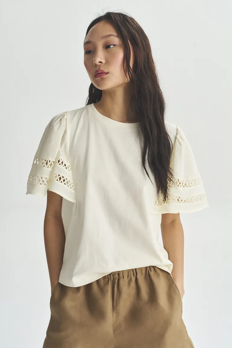 Remera de corte recto y mangas cortas para mujer, prenda versátil y de gran comodidad de Akiabara en Remeras para argentina