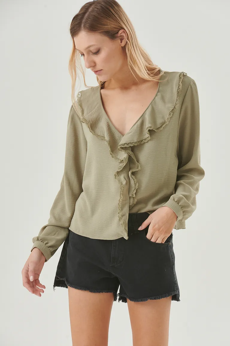 Blusa con escote en V y volados, un diseño delicado y elegante para cualquier ocasión de Sweet en Blusas para argentina