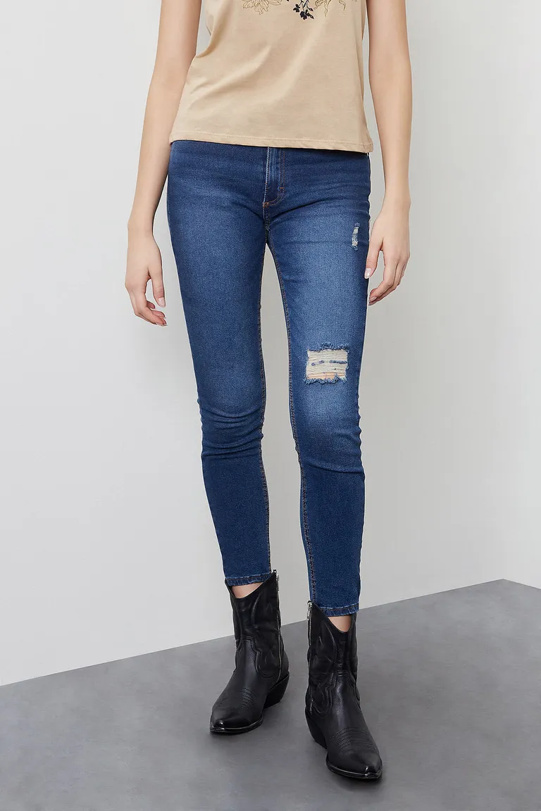 Pantalón mujer corte skinny tiro medio con roturas y lavado matizado cinco bolsillos de Cuesta Blanca en Pantalones para argentina