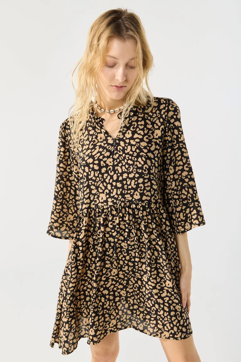 Vestido corto con estampado floral, cuello en volado y detalles fruncidos en la cintura de Cuesta Blanca en Vestidos para argentina