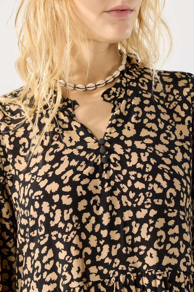 Vestido corto con estampado floral, cuello en volado y detalles fruncidos en la cintura de Cuesta Blanca en Vestidos para argentina