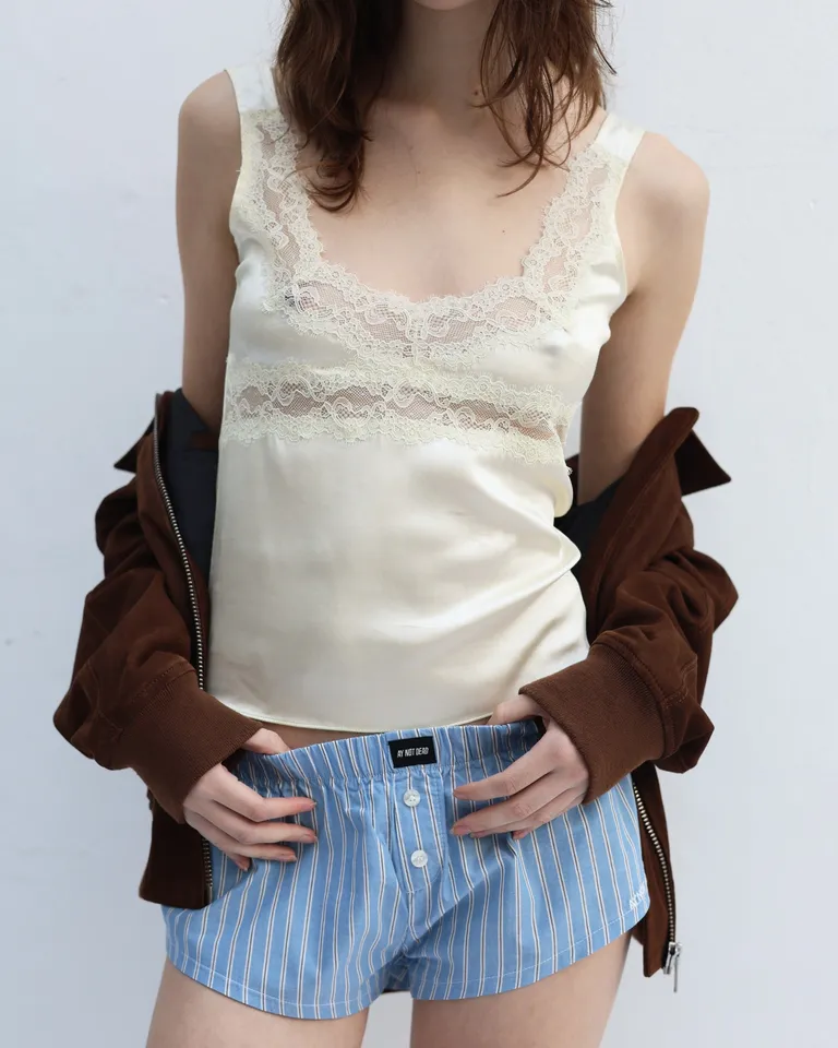 Shorts de rayas azules y blancas para mujer, una prenda casual y versátil de Ay Not Dead en Shorts para argentina