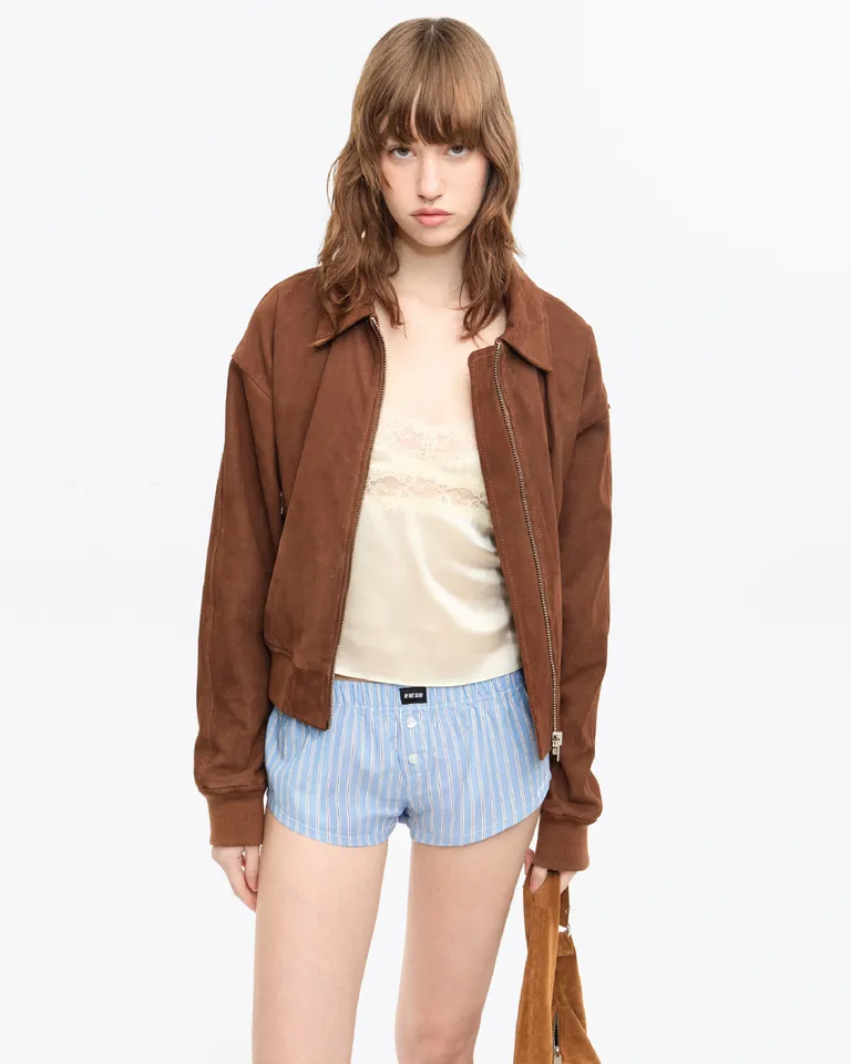 Shorts de rayas azules y blancas para mujer, una prenda casual y versátil de Ay Not Dead en Shorts para argentina