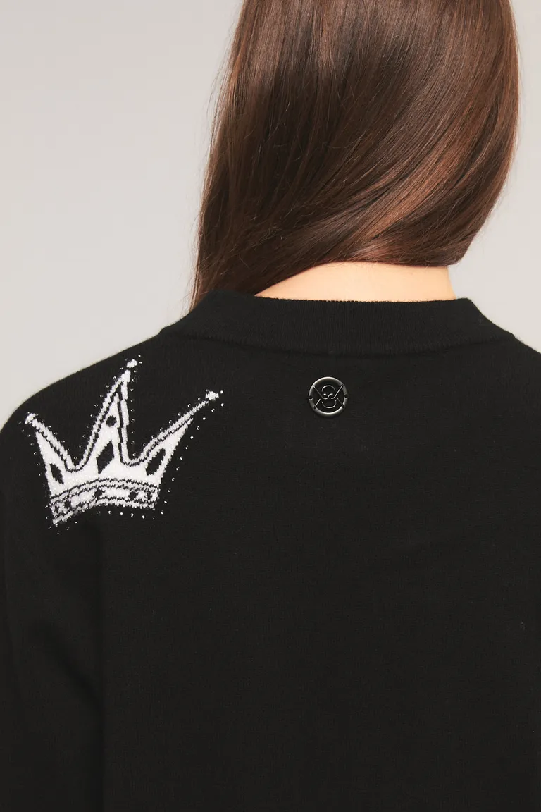 Sweater tejido con diseño de coronas a contratono, cuello redondo y calce relajado de corte clásico de Kosiuko en Buzos y Sweaters para argentina