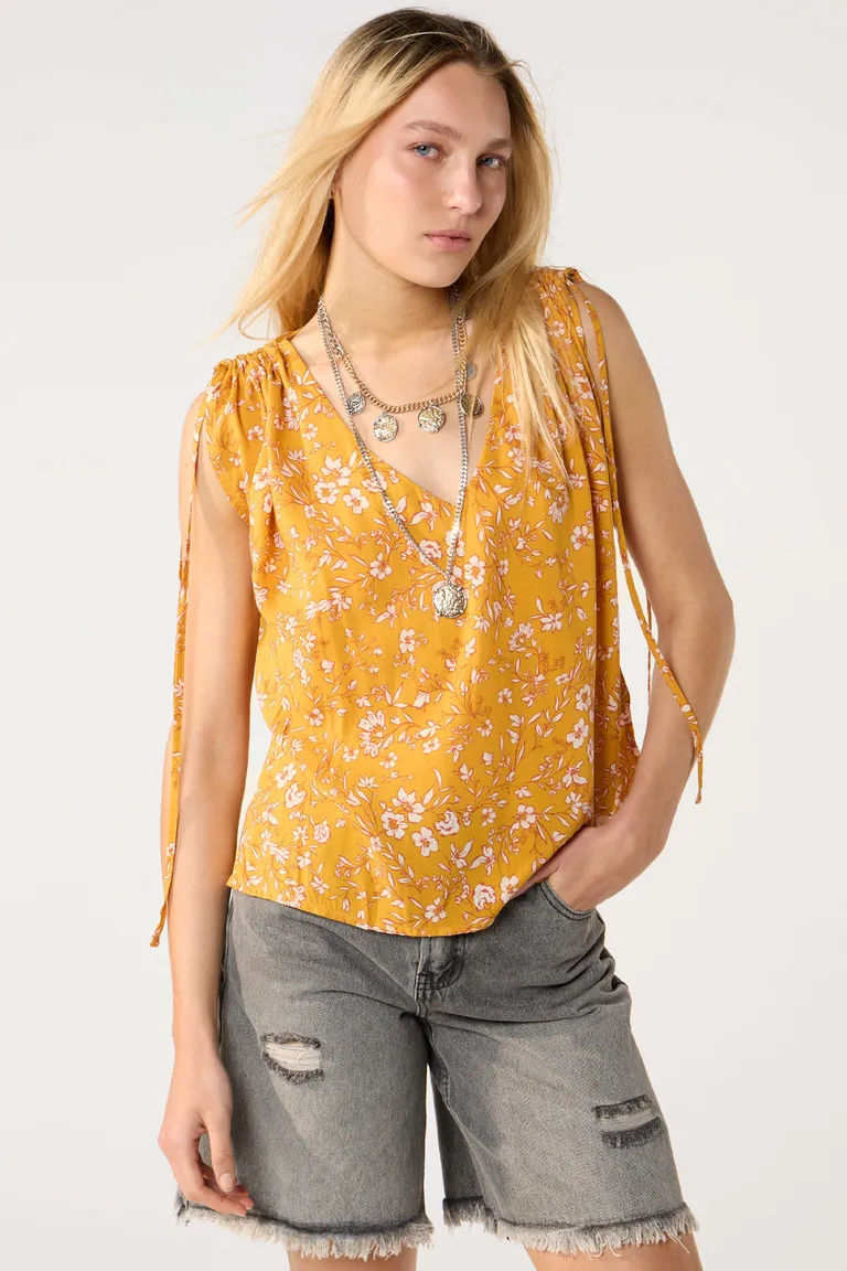 Blusa estampada en voile con escote en V y detalles en los hombros de Cuesta Blanca en Blusas para argentina