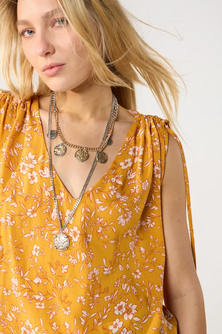 Blusa estampada en voile con escote en V y detalles en los hombros de Cuesta Blanca en Blusas para argentina