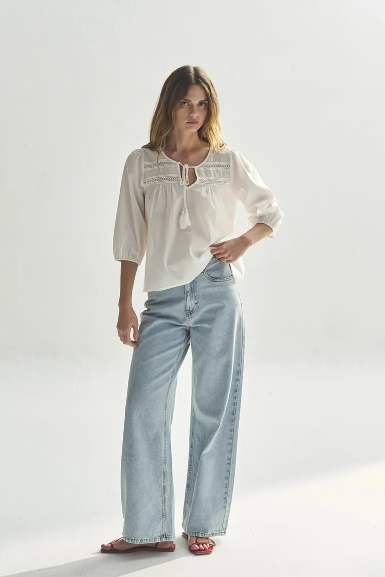 Blusa femenina de diseño minimalista y detalles refinados de Akiabara en Blusas para argentina