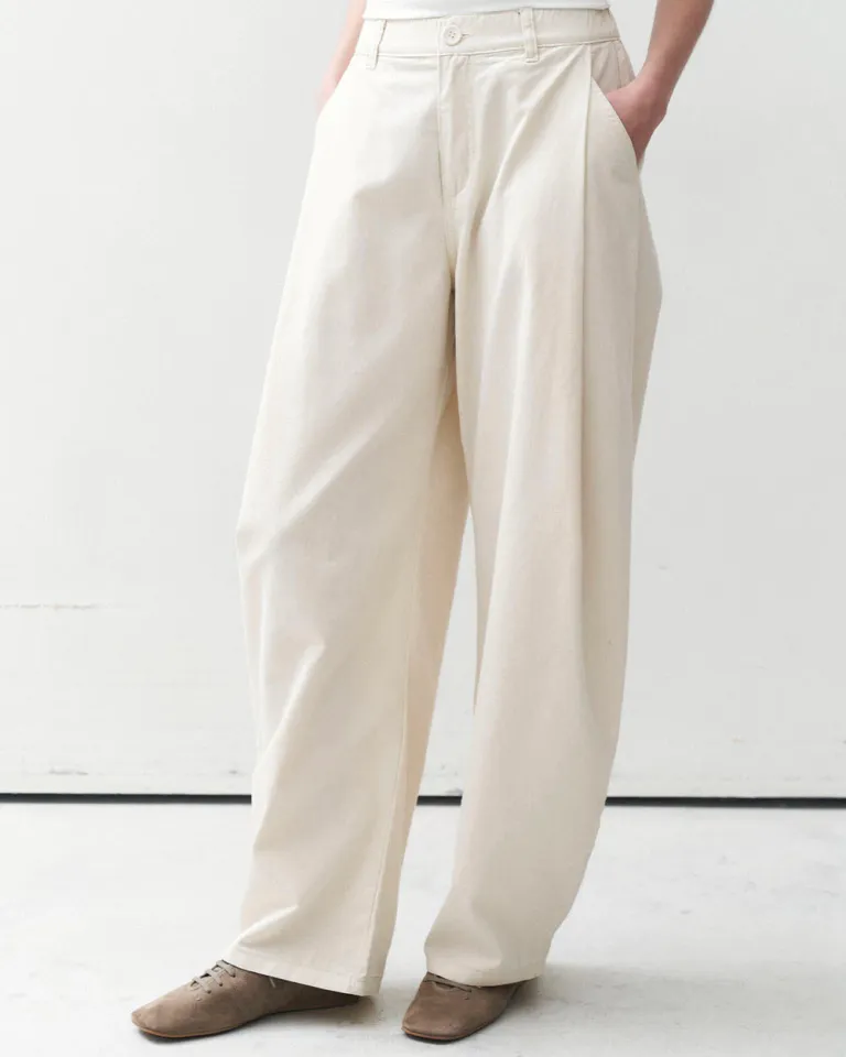 Pantalón ancho con pinzas delanteras y elástico trasero en tela gabardina de Sky en Pantalones para argentina