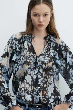 Blusa fluida floral de Mango en Blusas para argentina