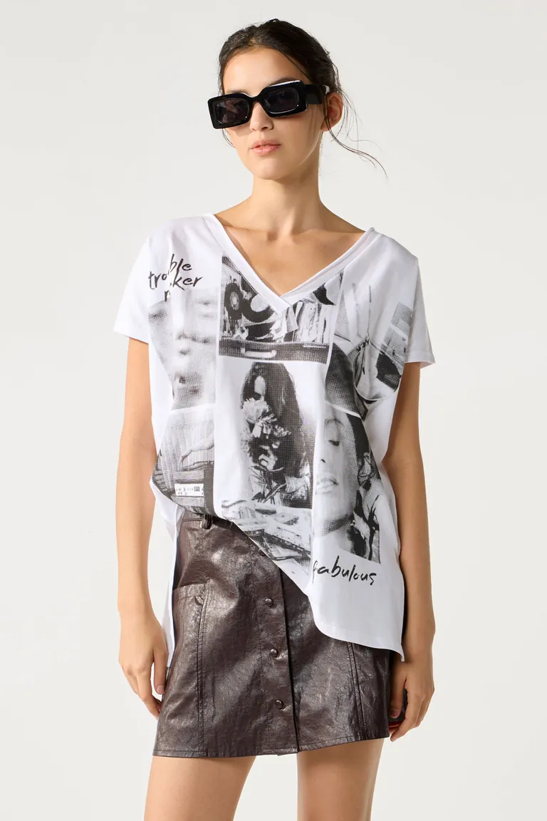 Remera blanca de algodón con estampado gráfico y aberturas laterales de Cuesta Blanca en Remeras para argentina