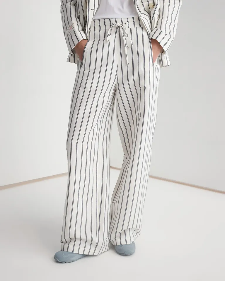 Pantalón ancho y versátil en lino con rayas sutiles, corte holgado y silueta contemporánea de Prüne en Pantalones para argentina