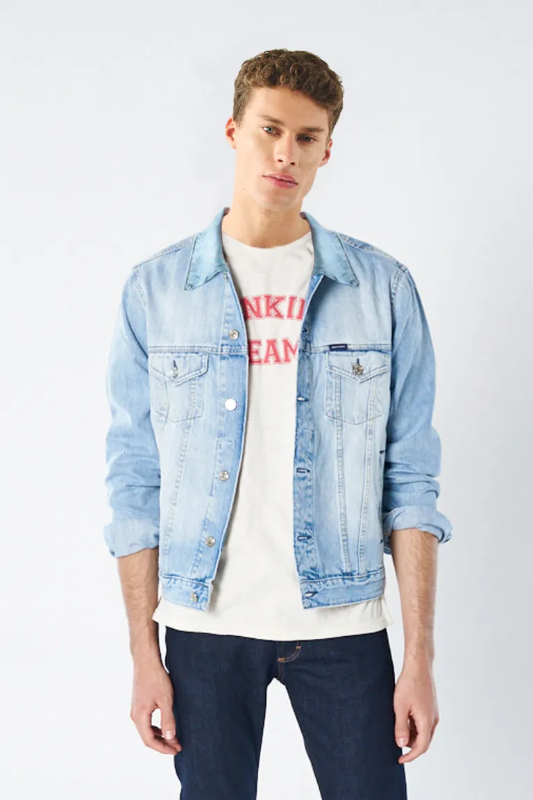 Campera de jeans azul clara, una pieza clave para el estilo de este verano de Bensimon en Abrigos y Camperas para argentina