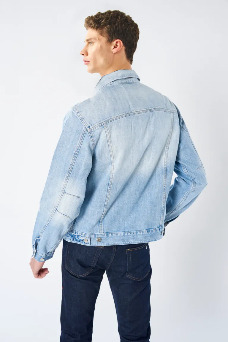 Campera de jeans azul clara, una pieza clave para el estilo de este verano de Bensimon en Abrigos y Camperas para argentina