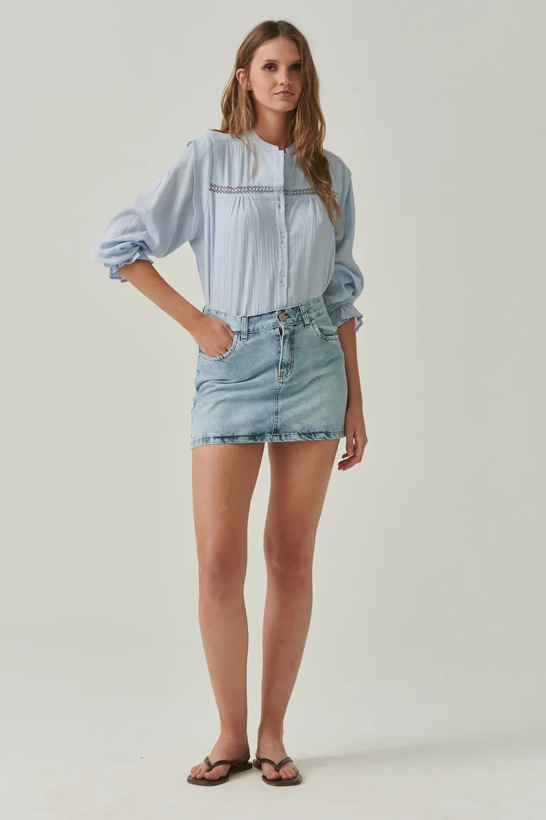 Falda mini de denim rígido con tiro medio y bolsillos, ideal para looks versátiles de Sweet en Faldas para argentina